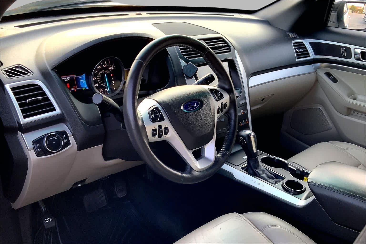 Used 2015 Ford Explorer XLT w/ Equipment Group 202B FWD image 16