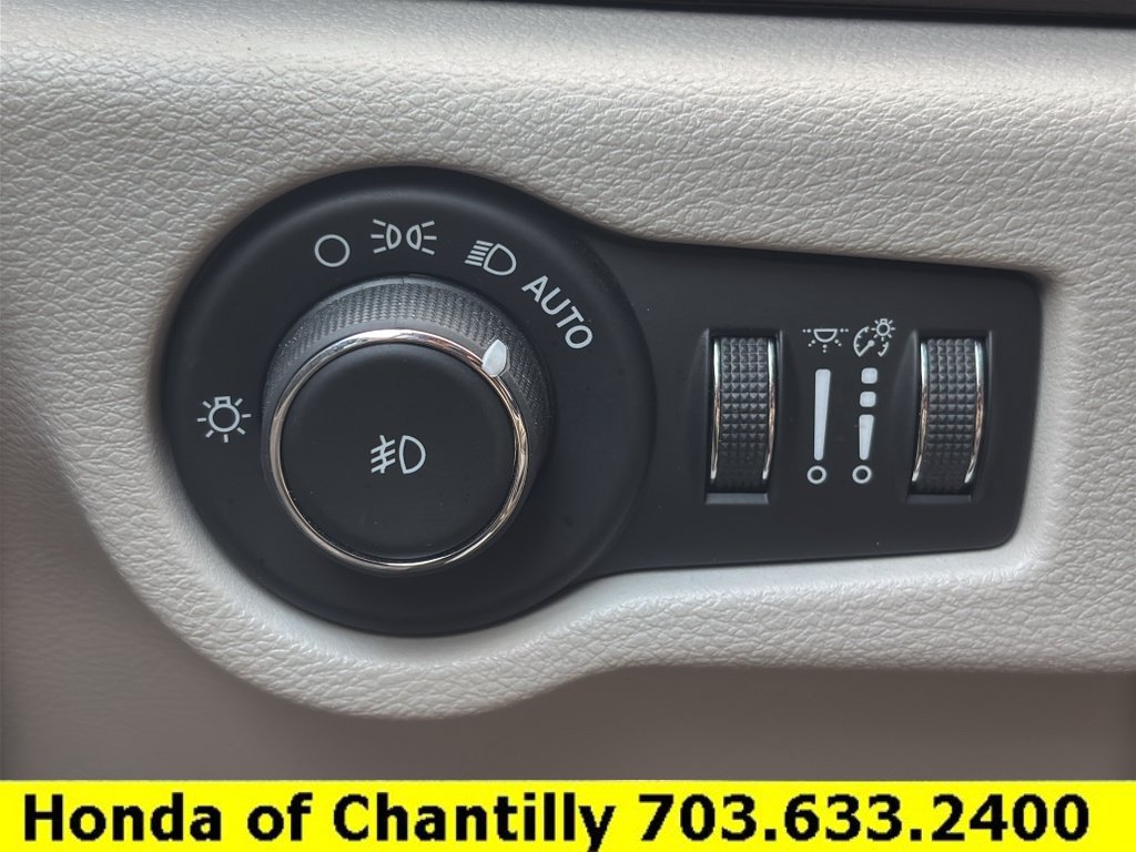 Used 2017 Chrysler Pacifica Touring-L w/ Tire & Wheel Group FWD image 31