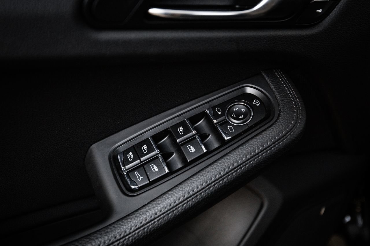 Certified 2024 Porsche Macan AWD/4WD image 21