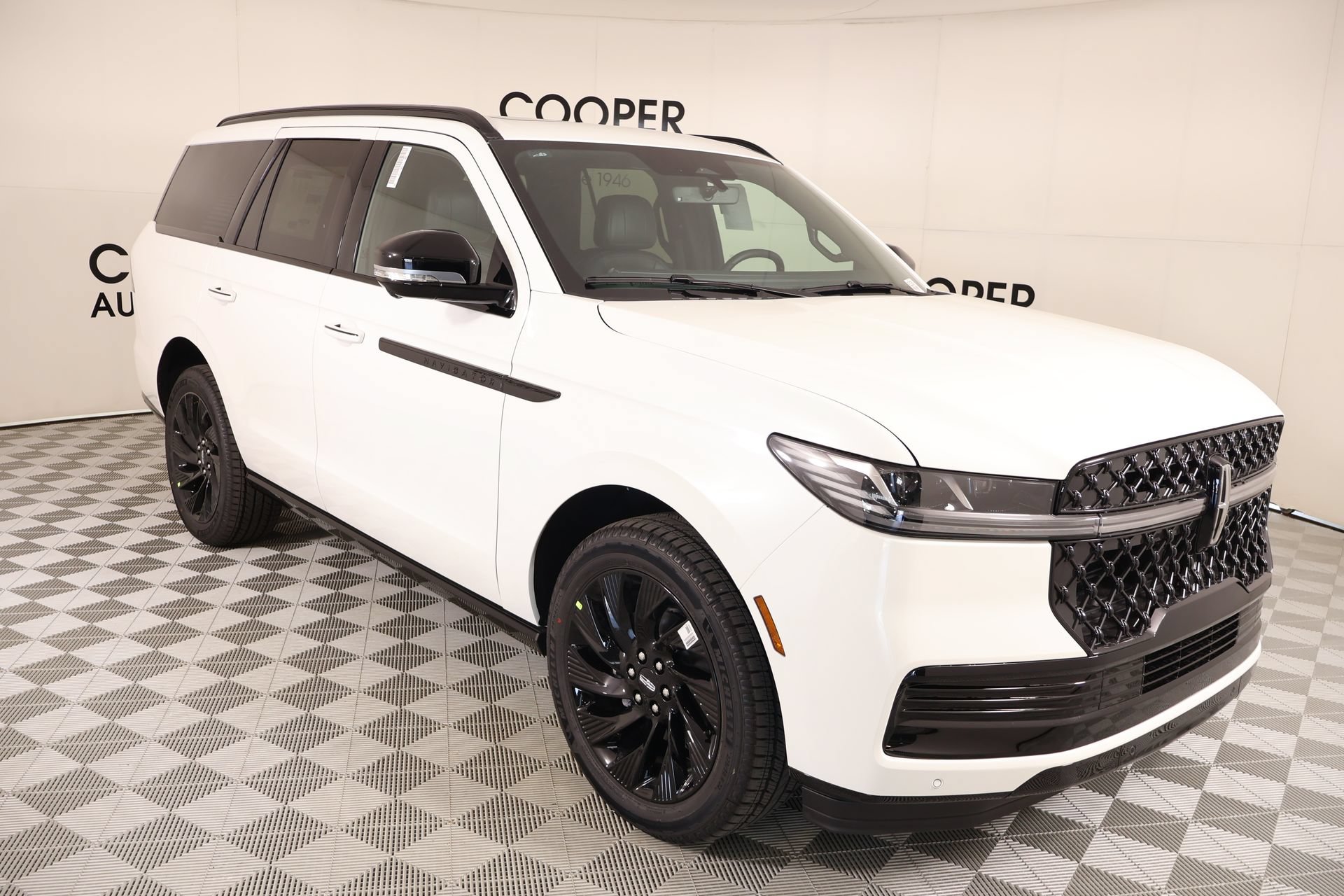 New 2027 Lincoln Navigator Reserve w/ Jet Appearance Package