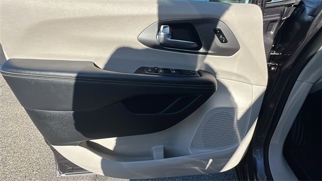 Used 2023 Chrysler Pacifica Touring-L image 16