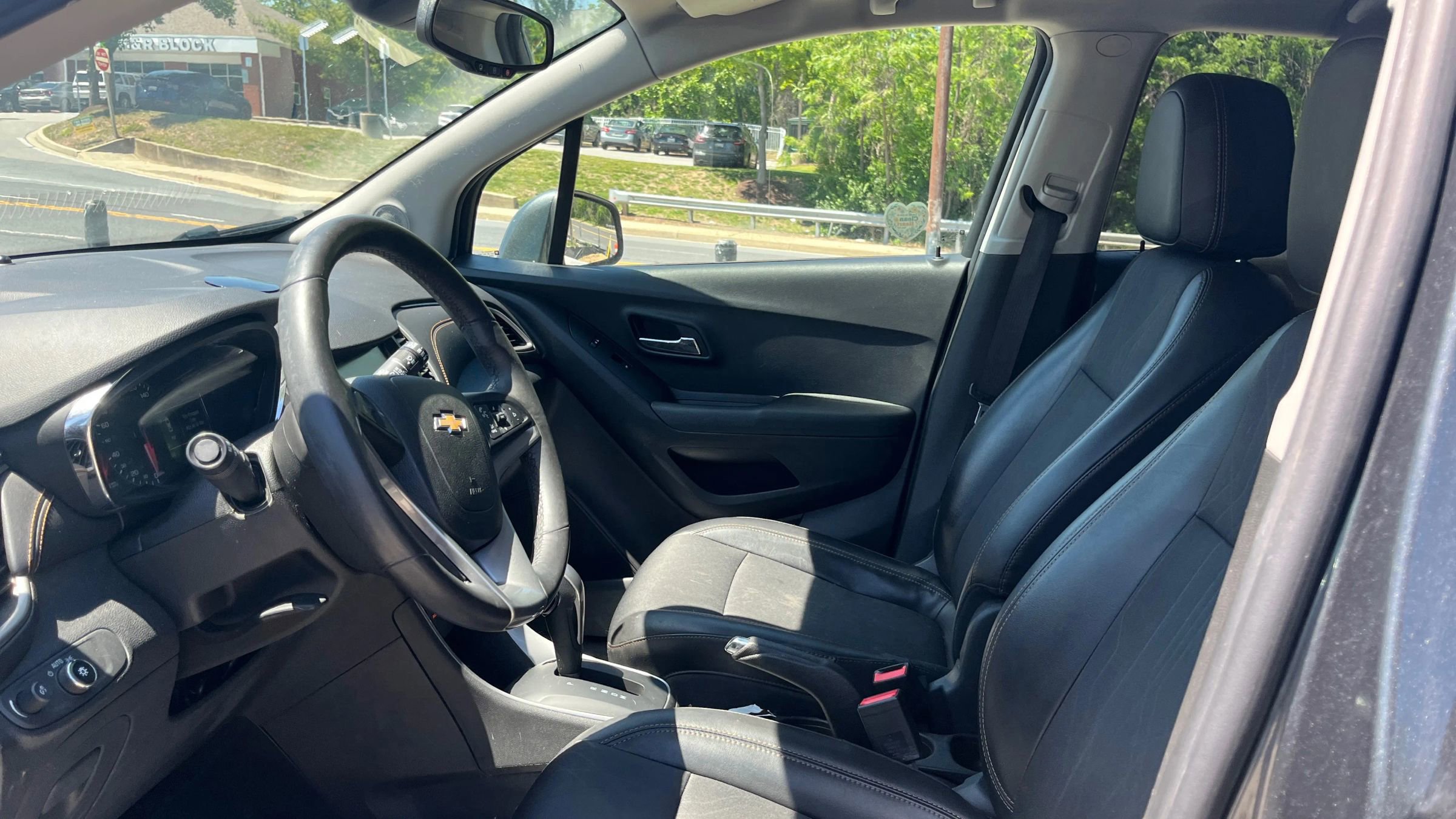 Used 2017 Chevrolet Trax LT w/ LT Convenience Package FWD image 9