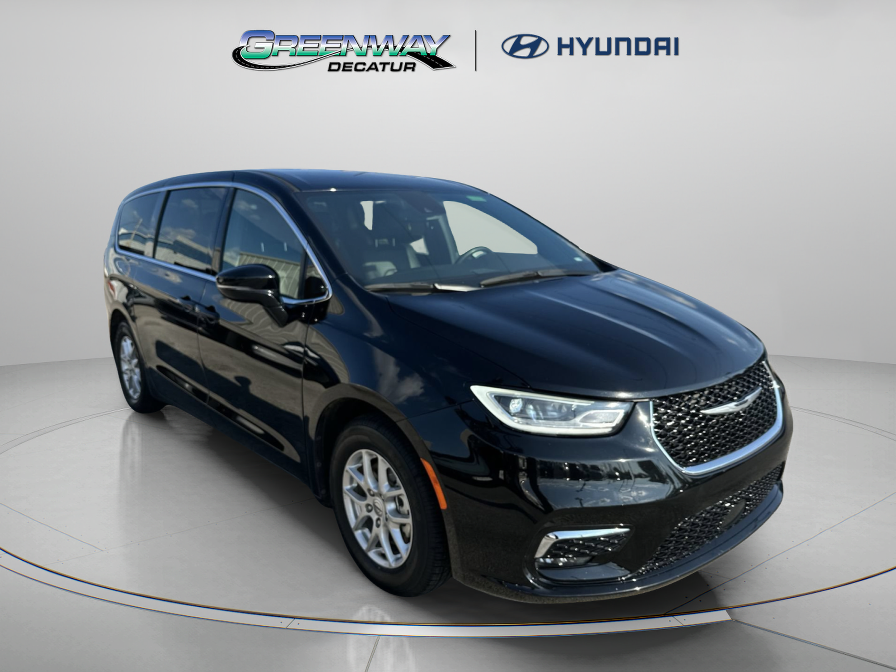Used 2025 Chrysler Pacifica Select FWD image 2