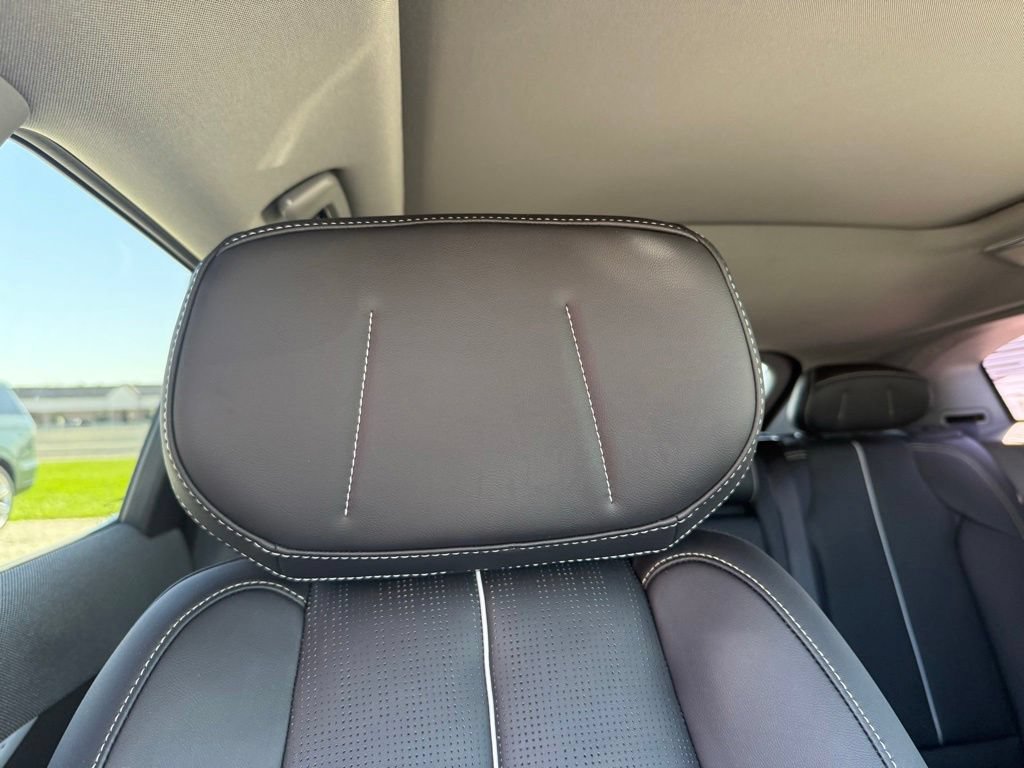 Certified 2025 Cadillac Optiq Luxury 2 w/ LPO, Floor Liner Package AWD/4WD image 31