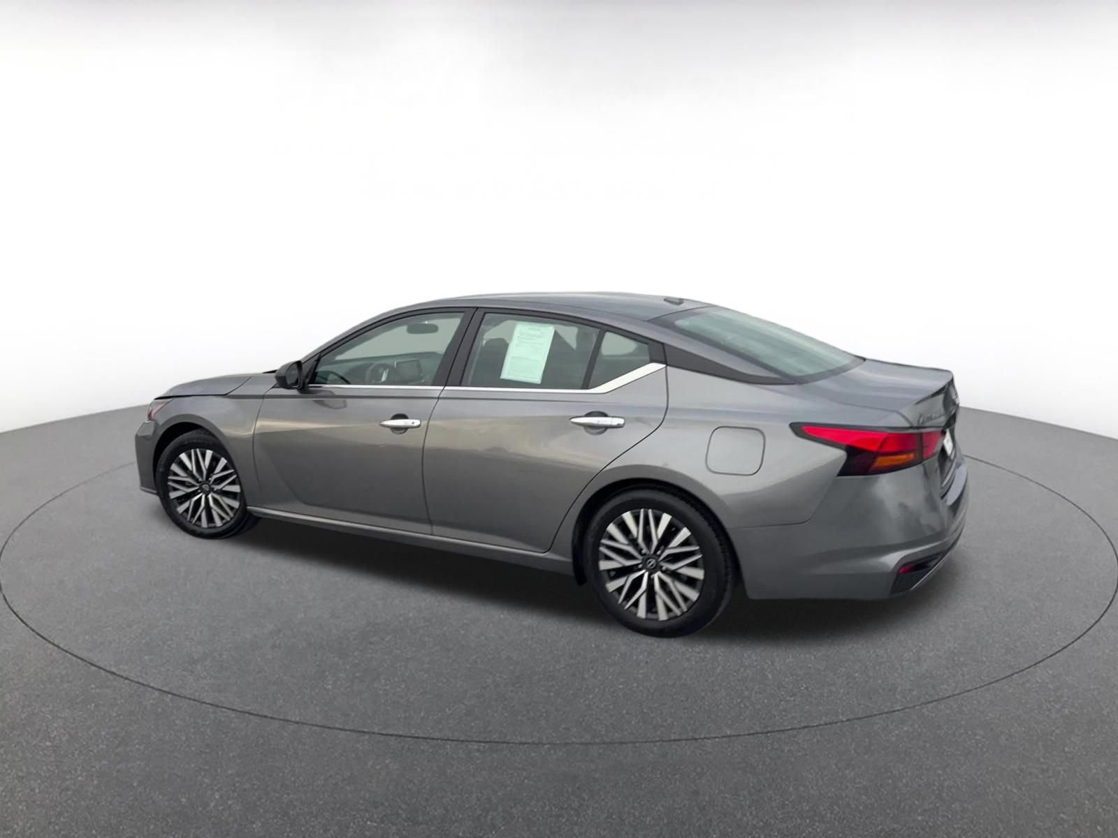 Used 2024 Nissan Altima 2.5 SV FWD image 10