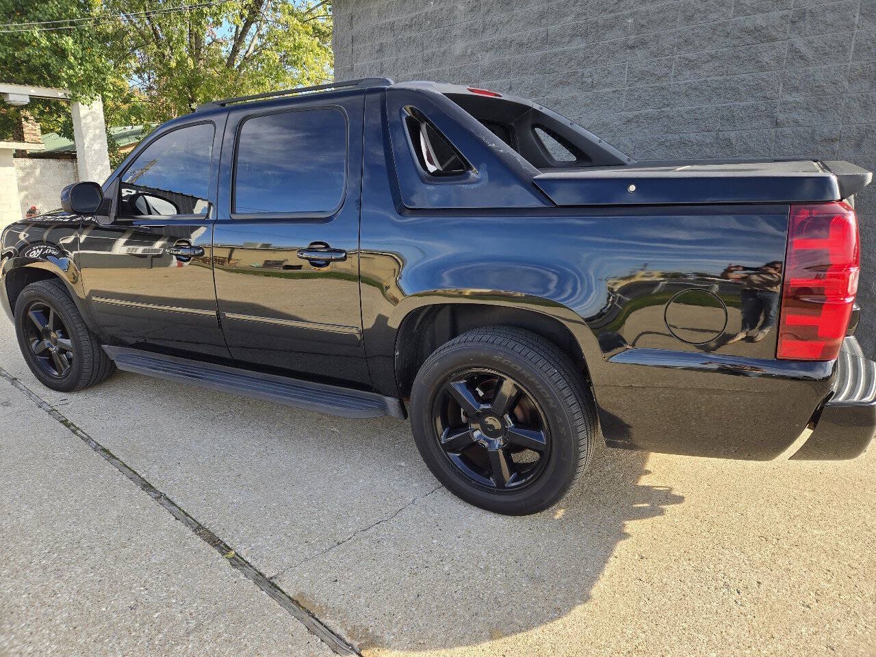 Used 2010 Chevrolet Avalanche LTZ AWD/4WD image 9