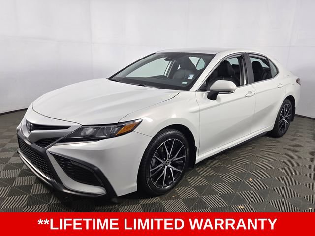 Used 2024 Toyota Camry SE image 3