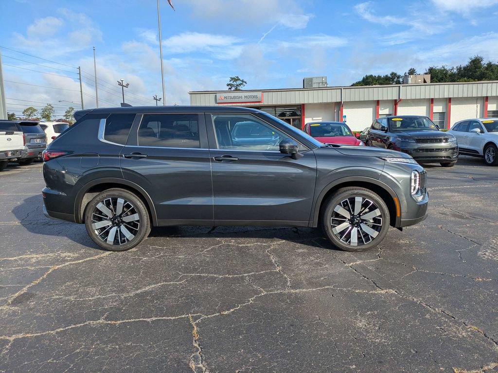 Used 2026 Mitsubishi Outlander SE FWD image 3