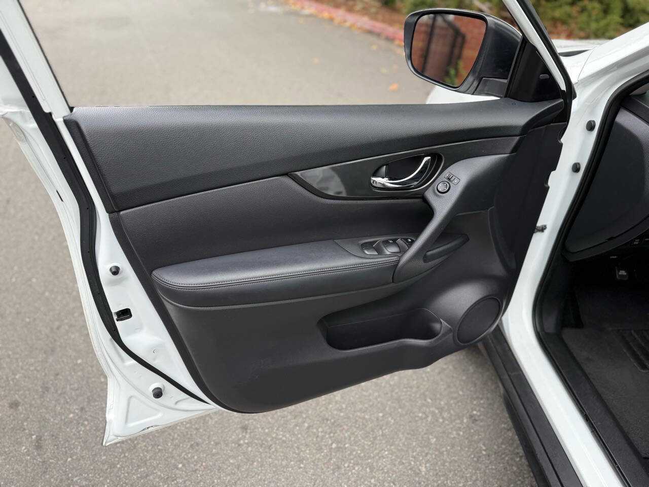 Used 2019 Nissan Rogue SV AWD/4WD image 23