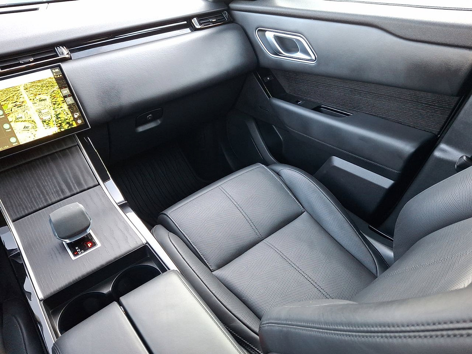 Used 2024 Land Rover Range Rover Velar Dynamic HSE image 11