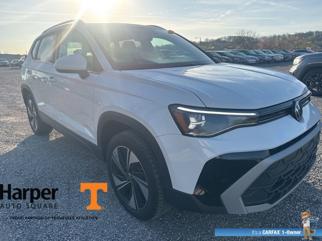 Used 2025 Volkswagen Taos SE w/ Panoramic Sunroof Package image 7