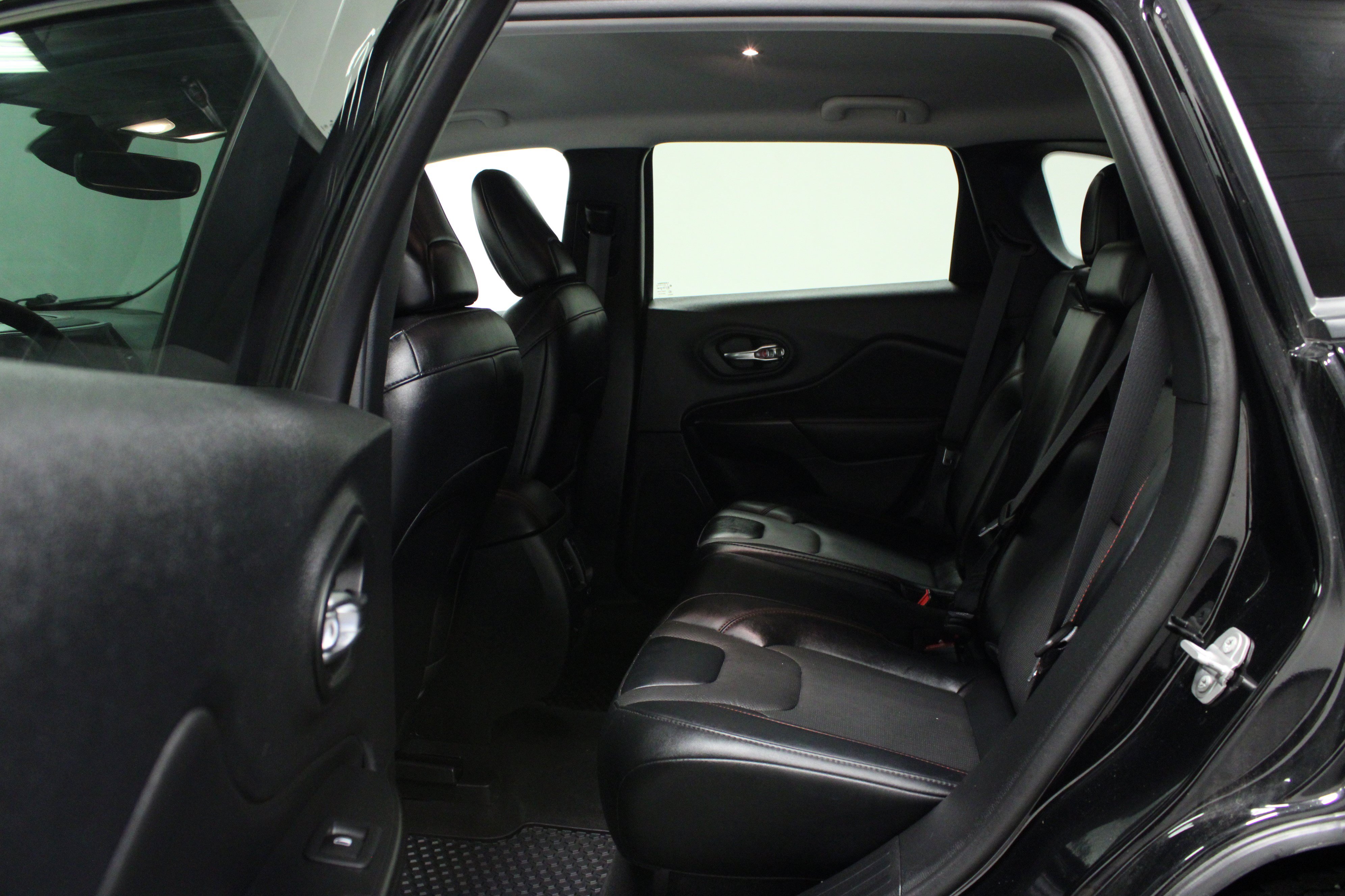 Used 2022 Jeep Cherokee Trailhawk w/ Premium Leather Package AWD/4WD image 13
