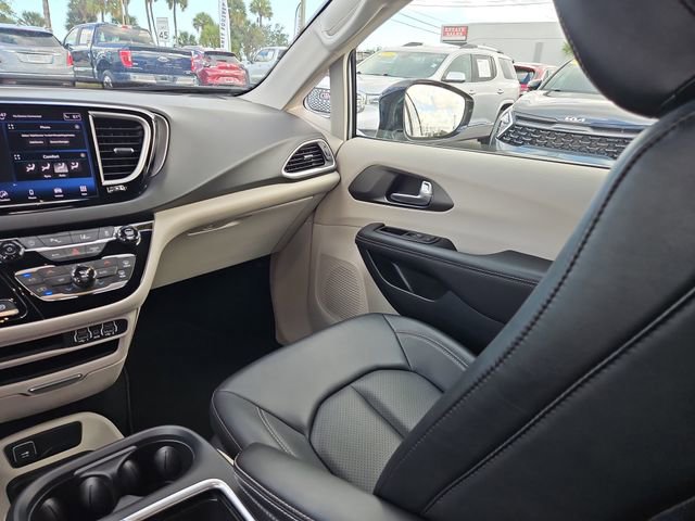 Used 2024 Chrysler Pacifica Touring-L image 11