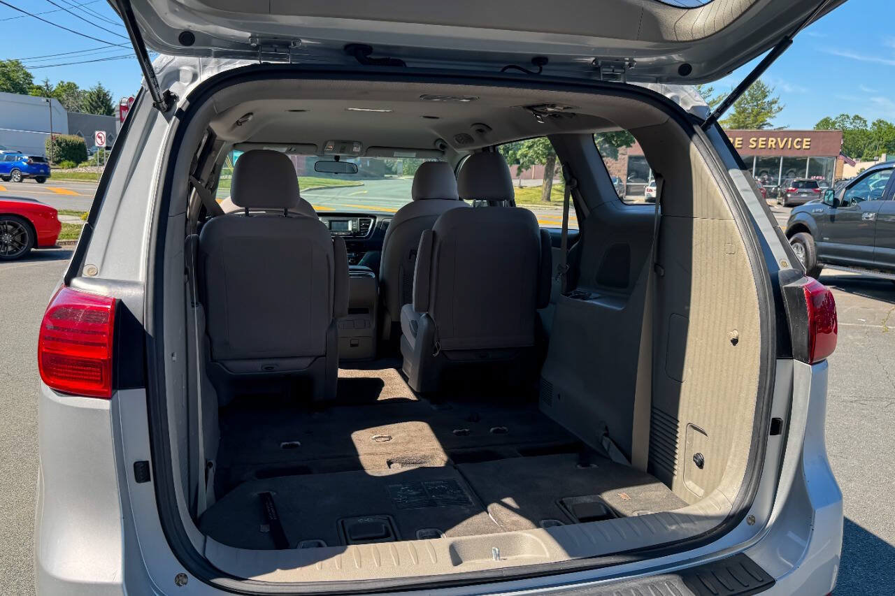 Used 2018 Kia Sedona L FWD image 17
