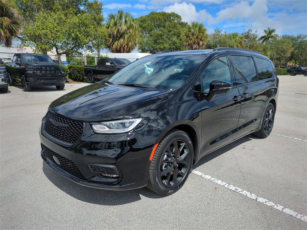 New 2026 Chrysler Pacifica Select w/ S Appearance Package image 9
