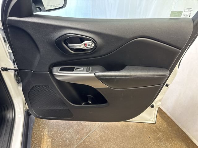 Used 2022 Jeep Cherokee Latitude Lux w/ Sun & Sound Group AWD/4WD image 27