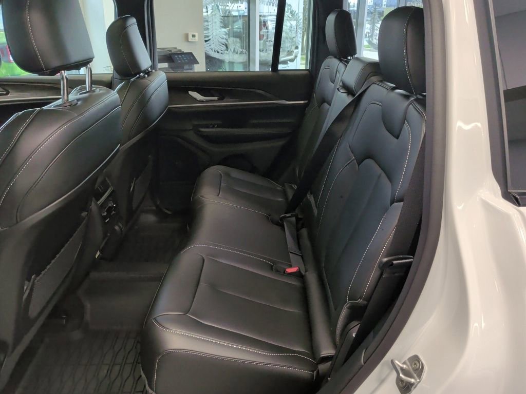 New 2025 Jeep Grand Cherokee Limited image 34