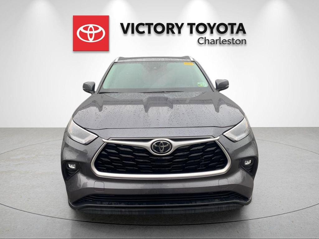 Used 2021 Toyota Highlander XLE image 3