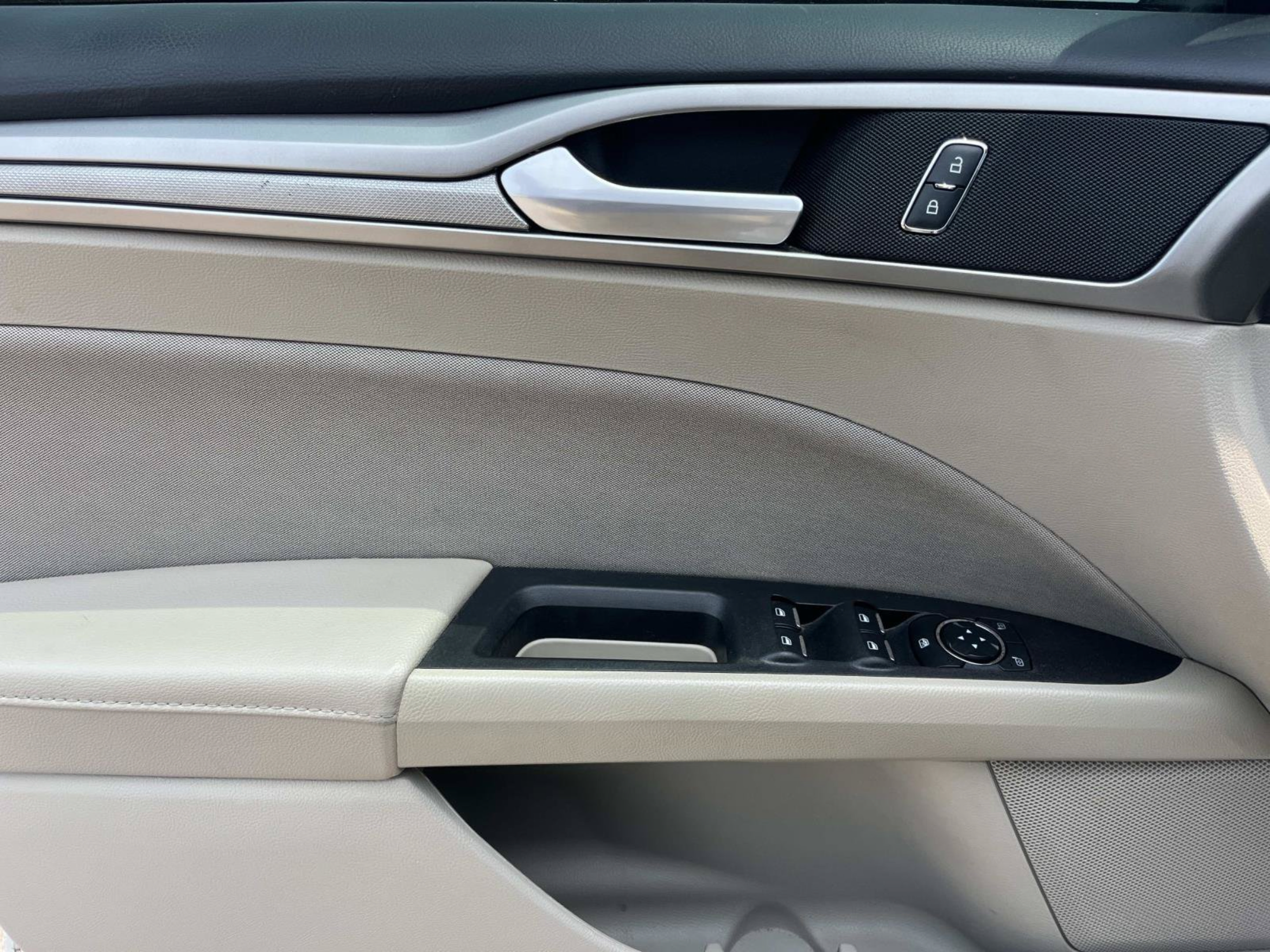 Used 2019 Ford Fusion SE FWD image 24