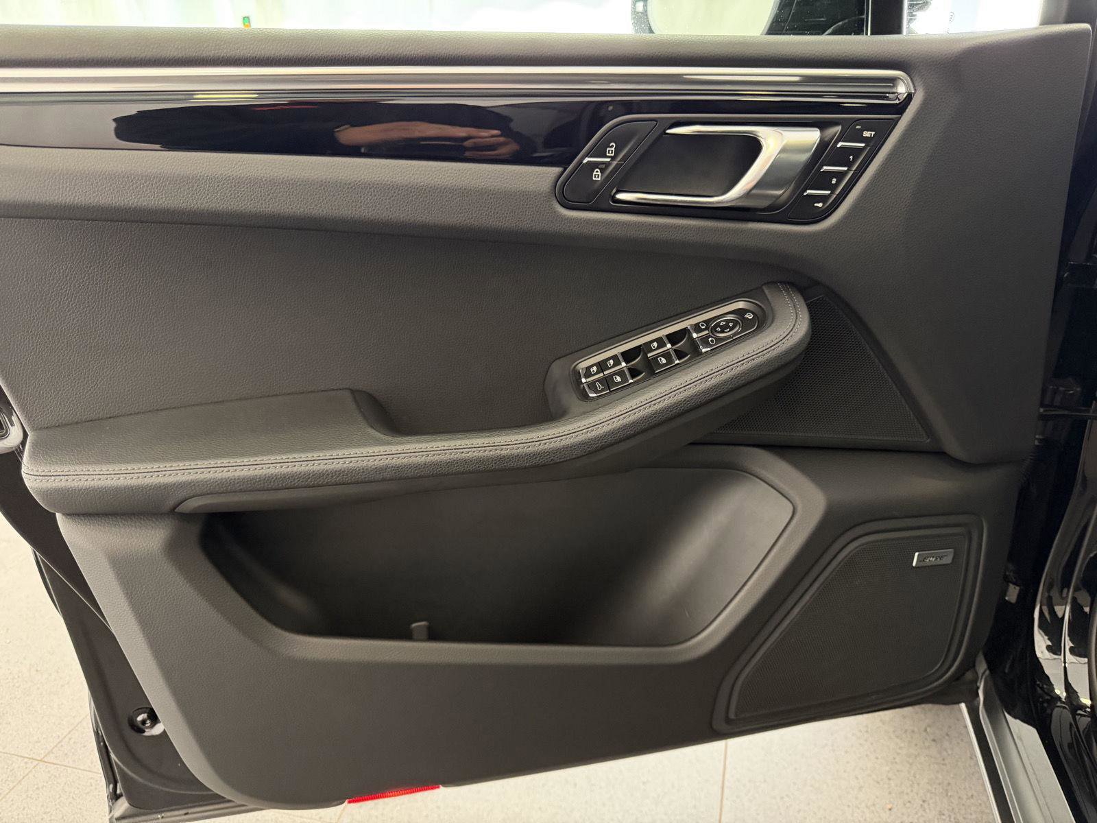 Certified 2025 Porsche Macan image 15