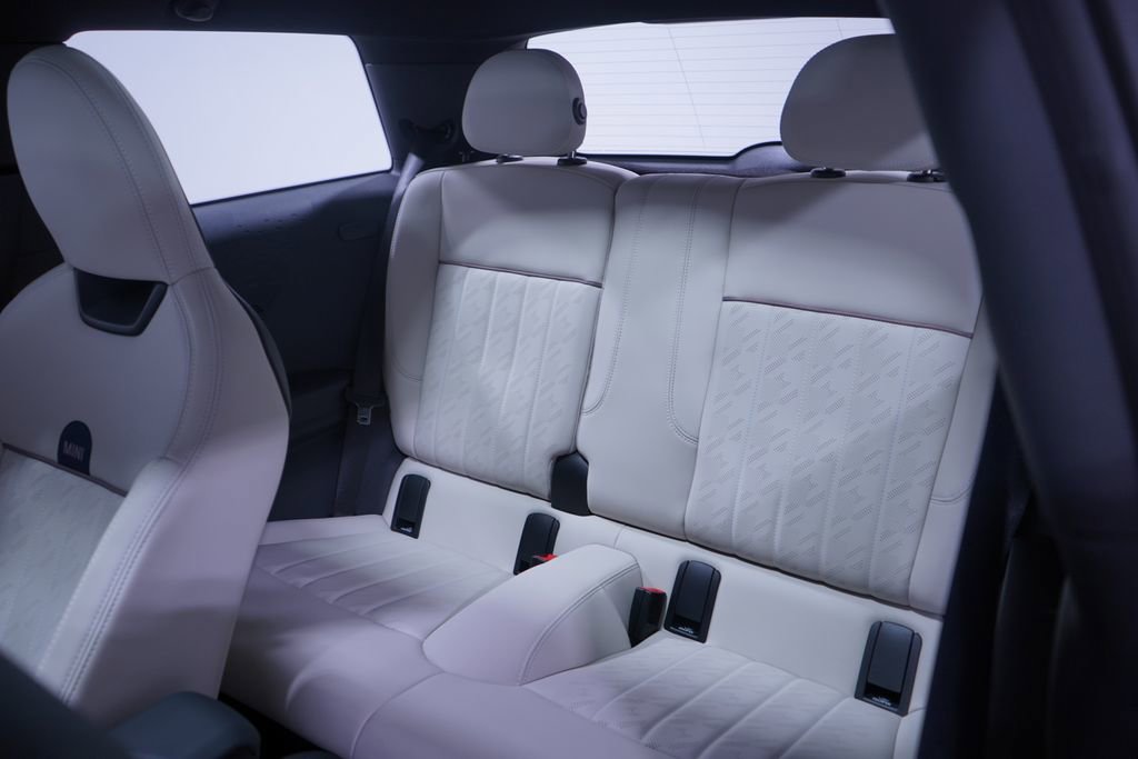 Used 2025 MINI Cooper 2-Door Hardtop image 9