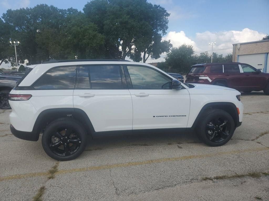Used 2025 Jeep Grand Cherokee Limited w/ Black Appearance Package image 9
