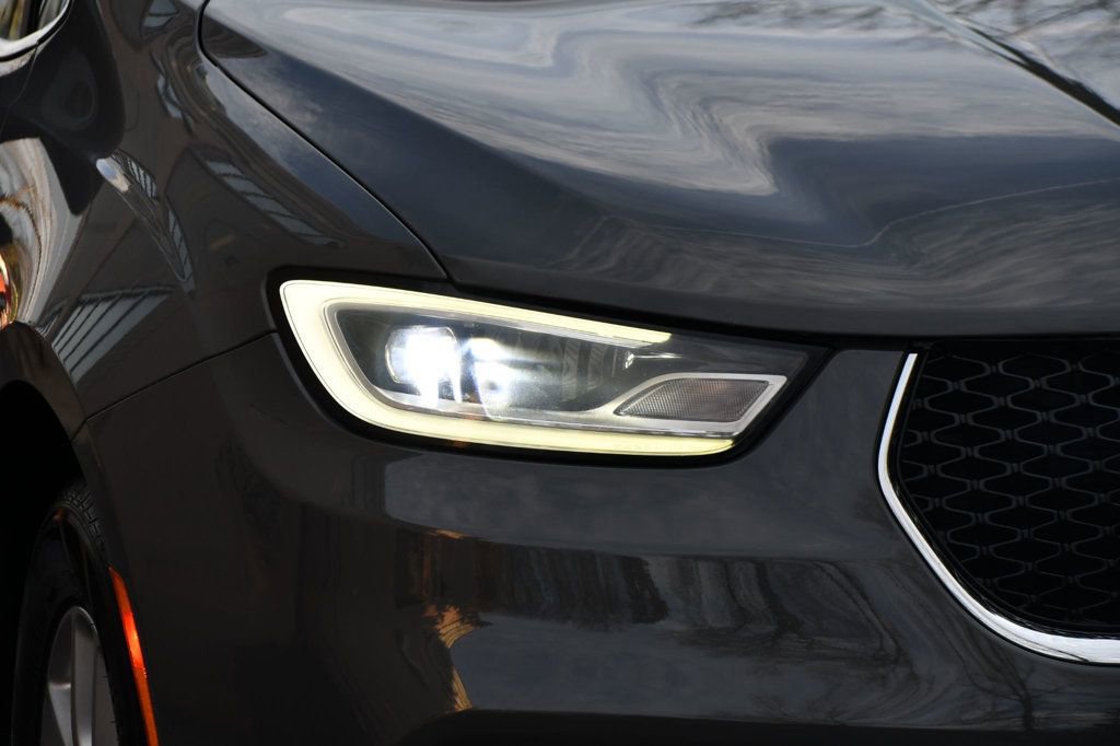 Used 2022 Chrysler Pacifica Touring-L image 11
