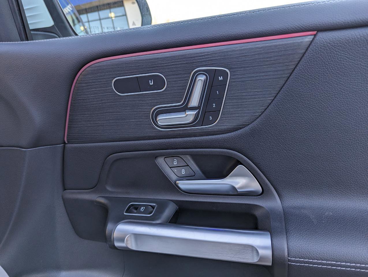 Used 2023 Mercedes-Benz GLB 250 GLB 250 4MATIC SUV image 31