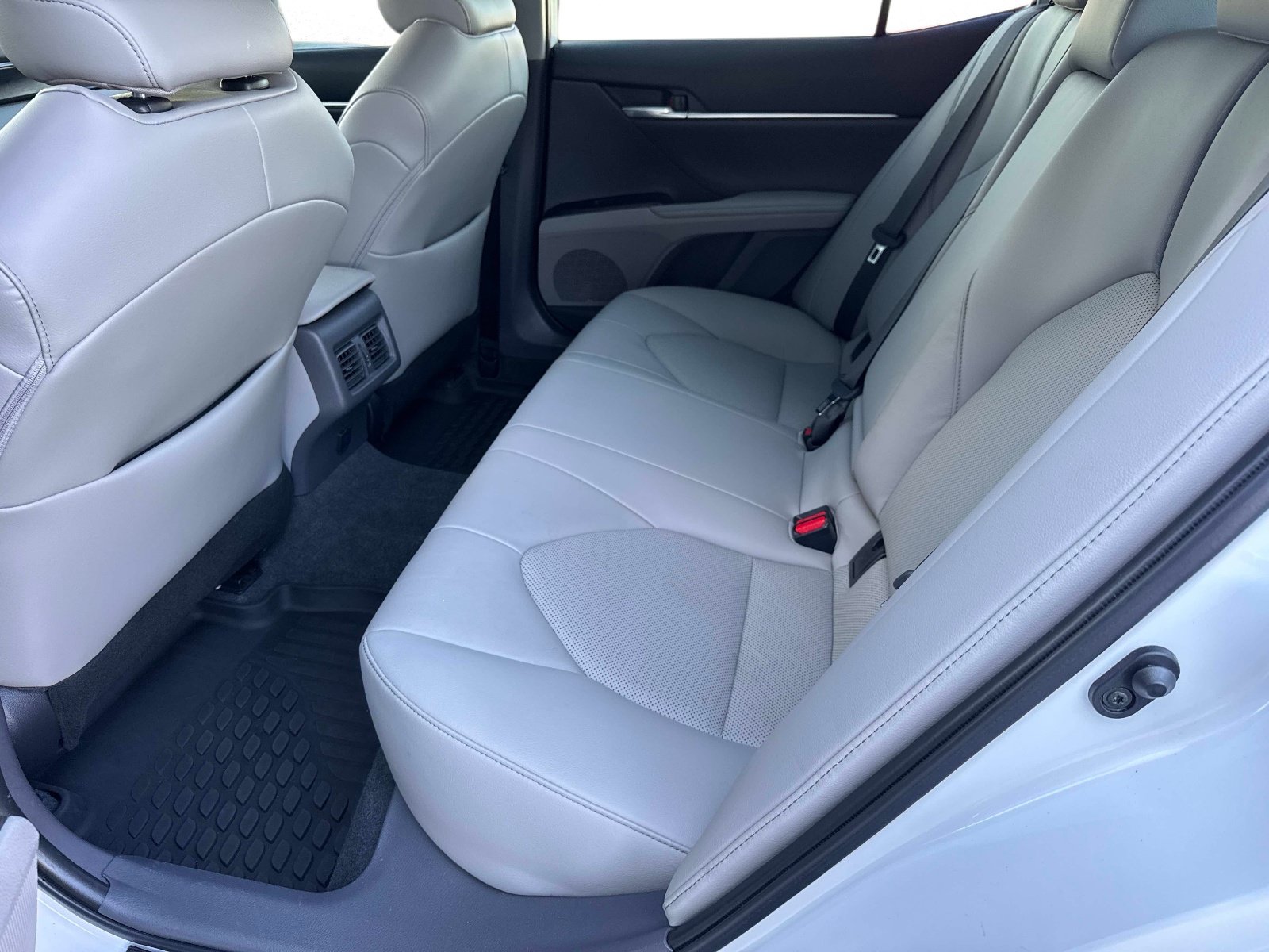 Used 2022 Toyota Camry XLE FWD image 13
