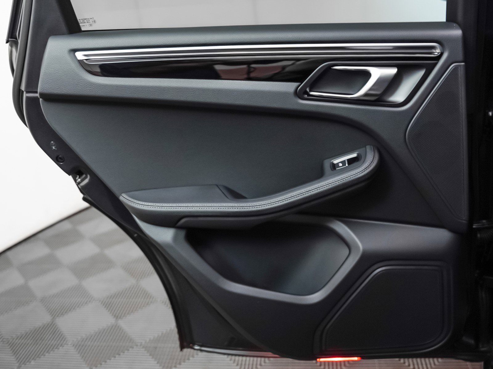 Certified 2025 Porsche Macan S image 26