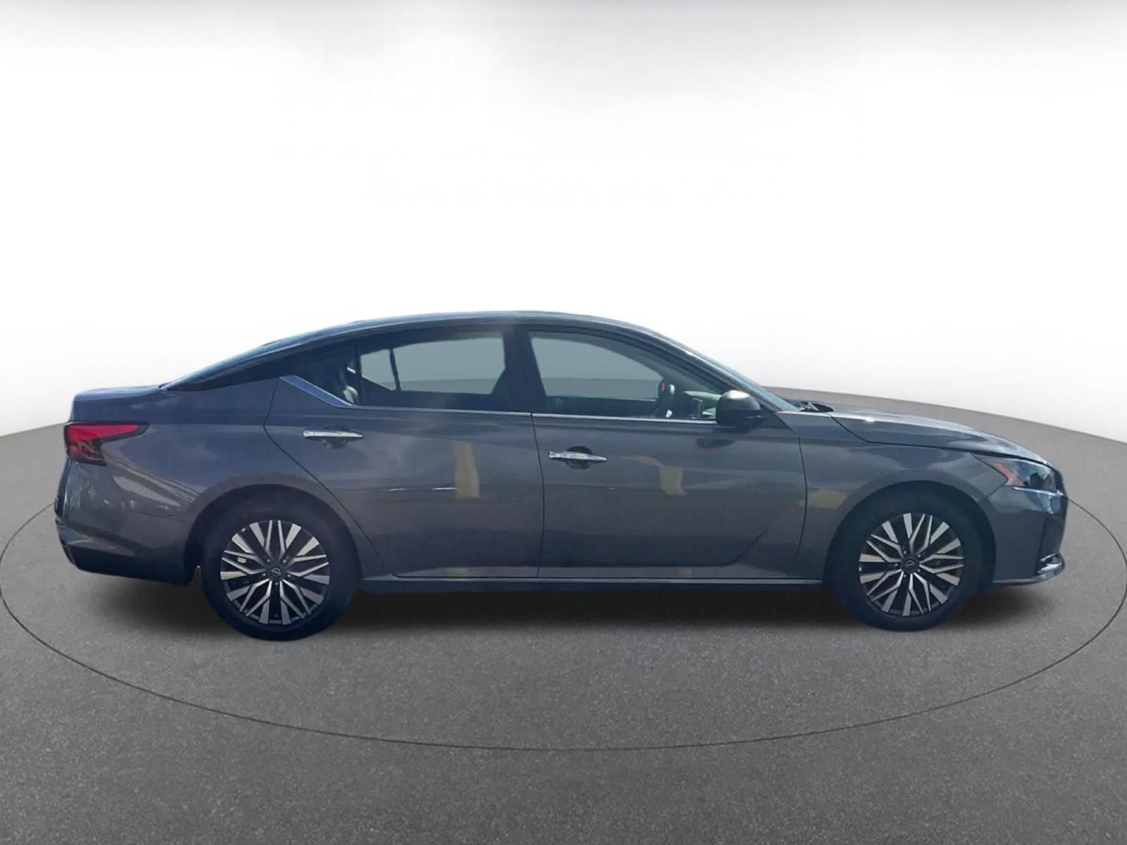 Used 2025 Nissan Altima 2.5 SV FWD image 15
