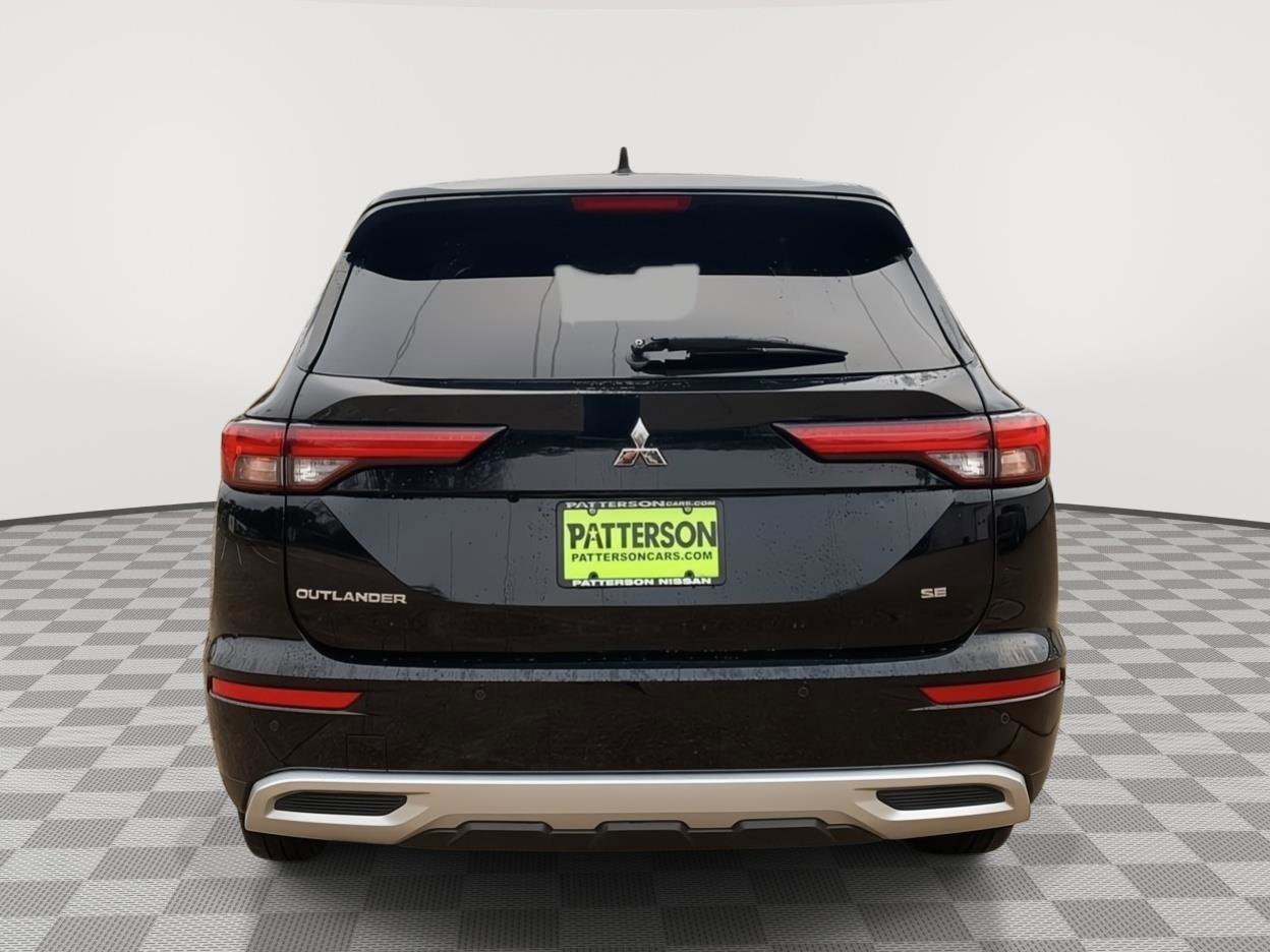 Used 2024 Mitsubishi Outlander SE image 3