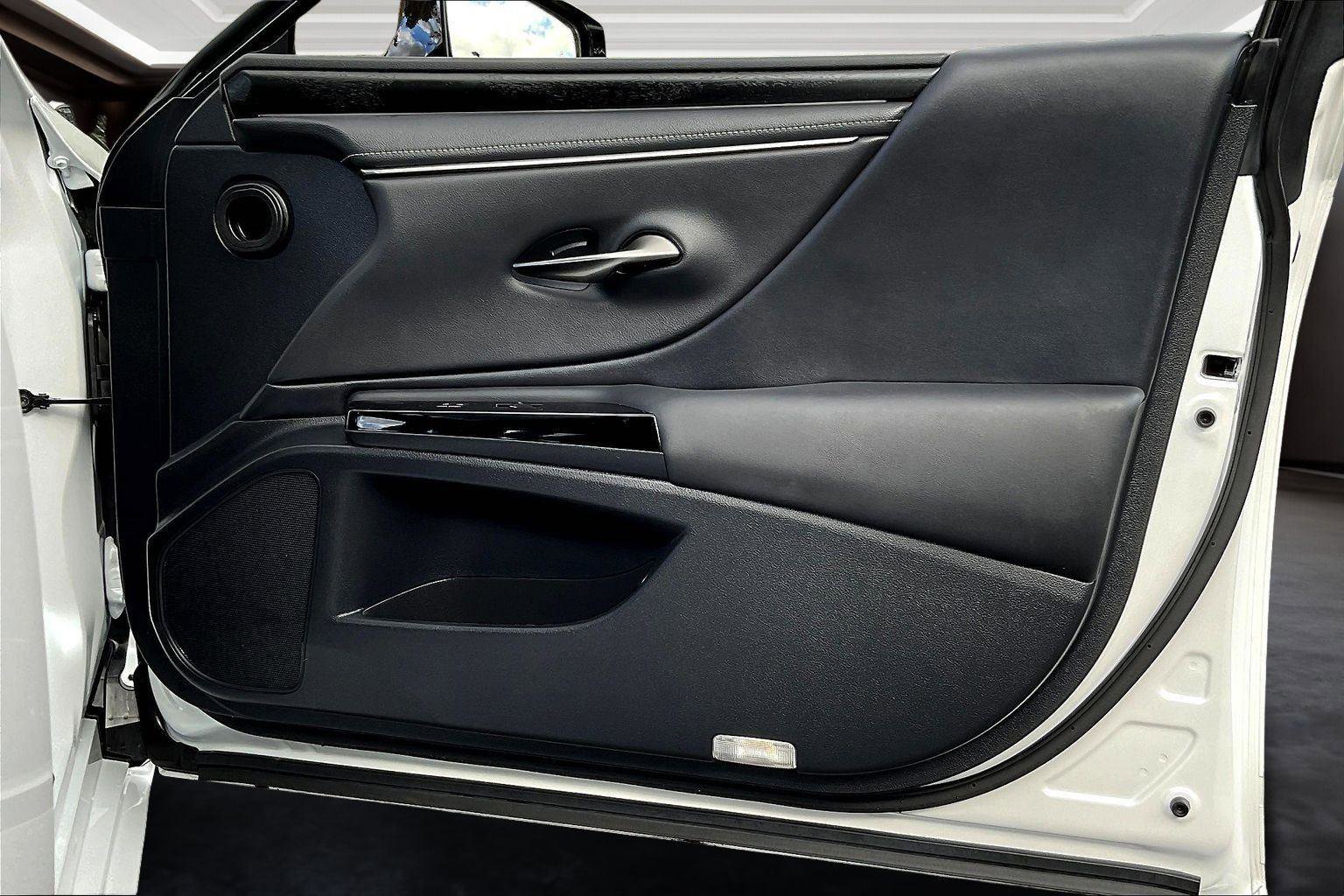 Used 2025 Lexus ES 300h w/ Luxury Package image 19