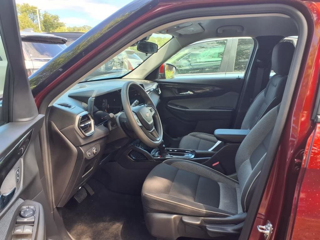Used 2025 Chevrolet TrailBlazer LT w/ Driver Confidence Package image 7