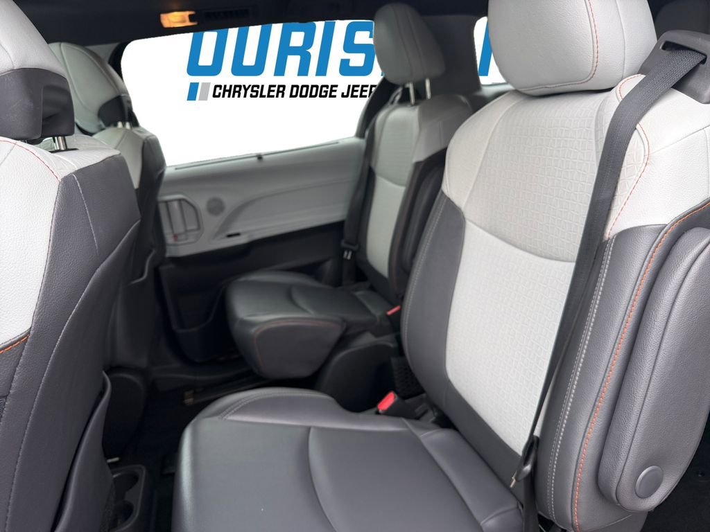 Used 2022 Toyota Sienna XSE image 19
