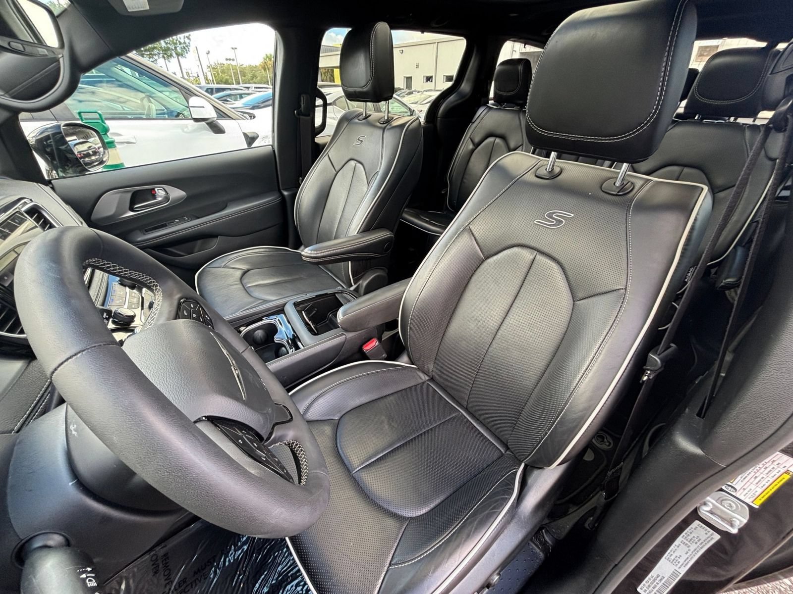 Used 2025 Chrysler Pacifica Limited FWD image 40