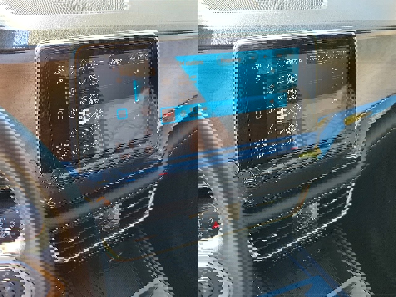 Used 2025 Volkswagen Atlas SE image 24