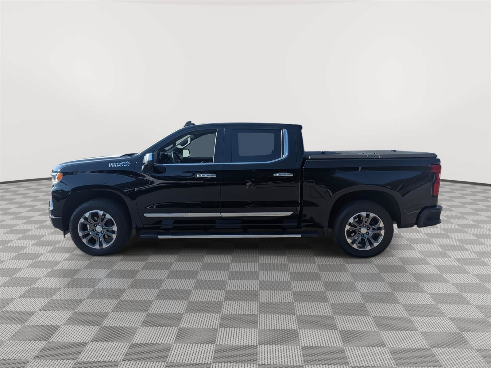 Used 2024 Chevrolet Silverado 1500 High Country w/ Technology Package AWD/4WD image 2