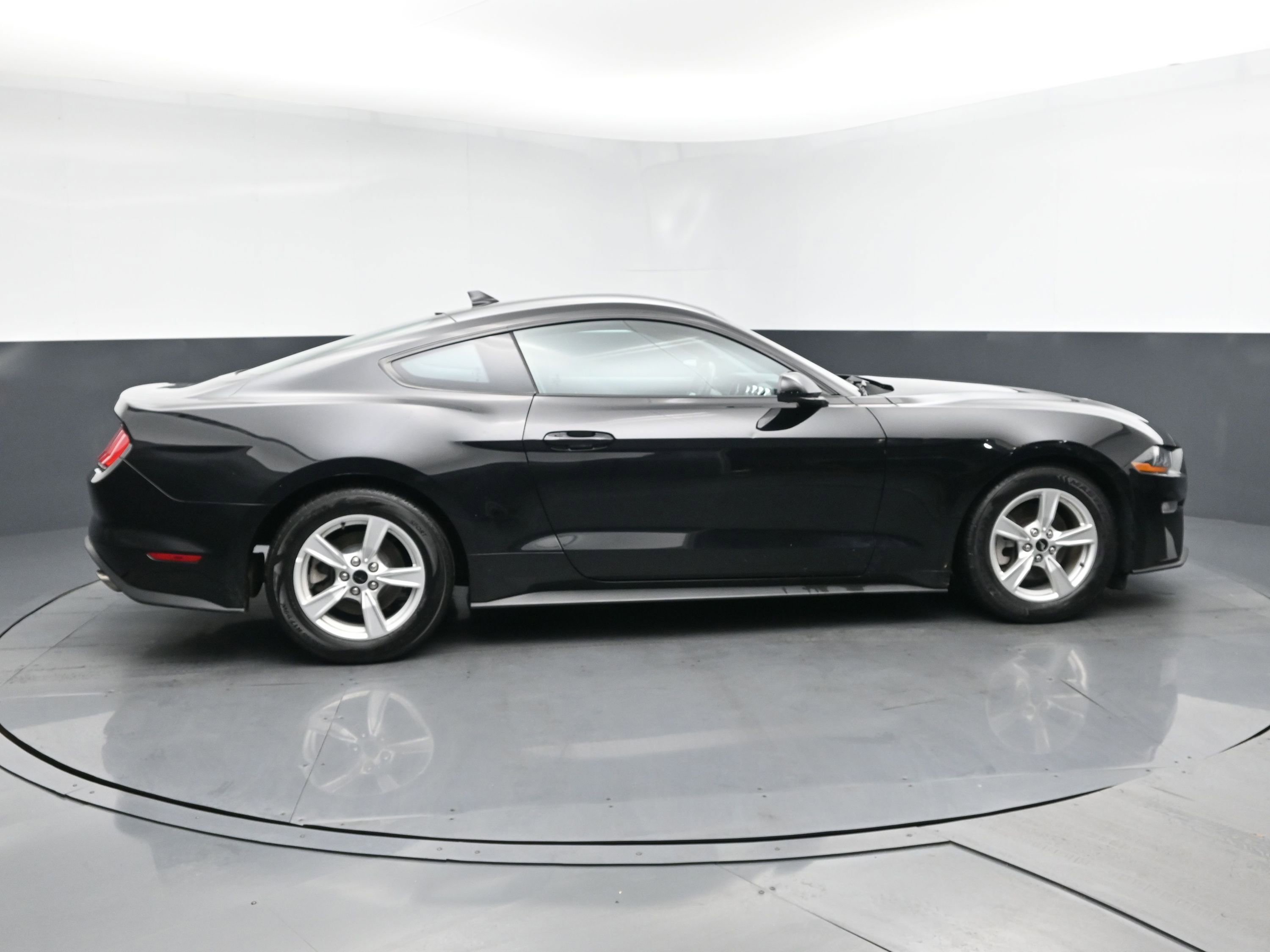 Used 2022 Ford Mustang Coupe image 3