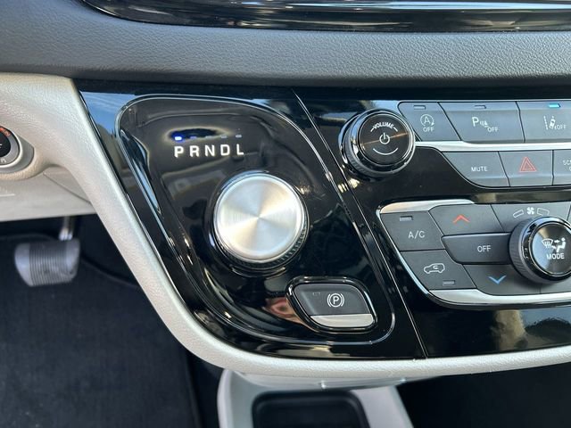 Used 2024 Chrysler Pacifica Touring-L image 22