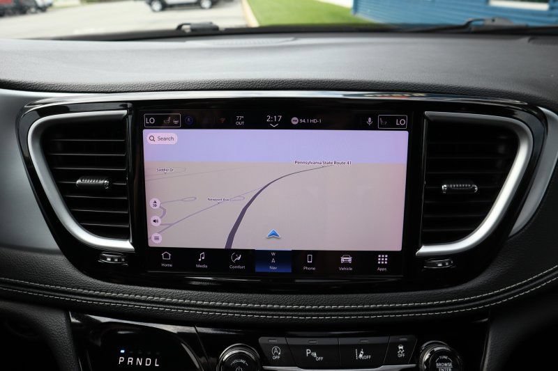 Used 2025 Chrysler Pacifica Limited FWD image 11