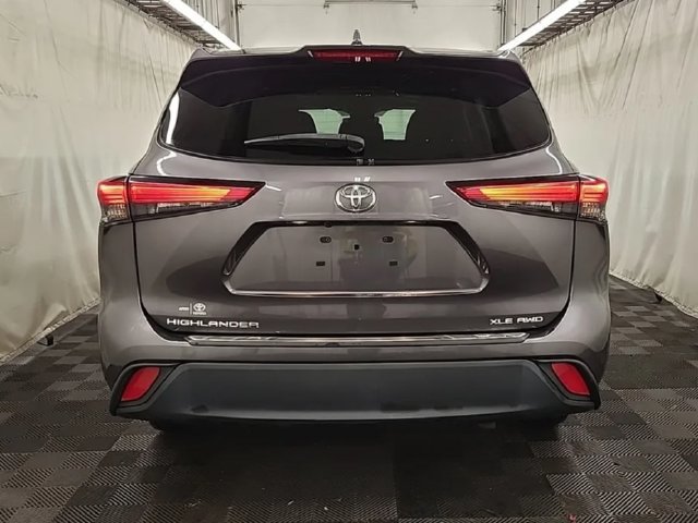 Used 2022 Toyota Highlander XLE AWD/4WD image 6
