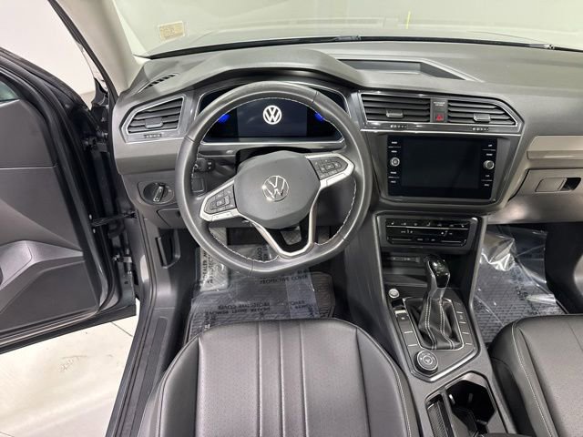 Used 2023 Volkswagen Tiguan SE w/ Panoramic Sunroof Package AWD/4WD image 17