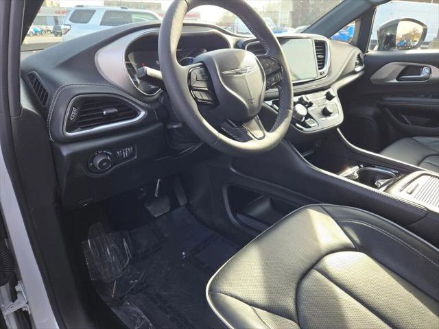 Certified 2025 Chrysler Pacifica Premium image 20