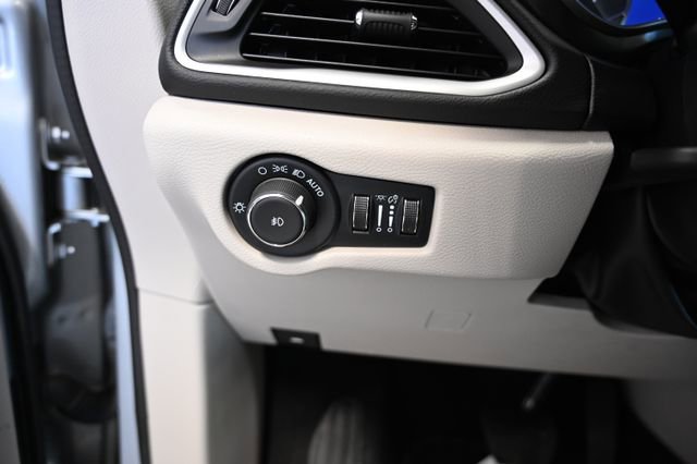 Used 2024 Chrysler Pacifica Touring-L FWD image 27