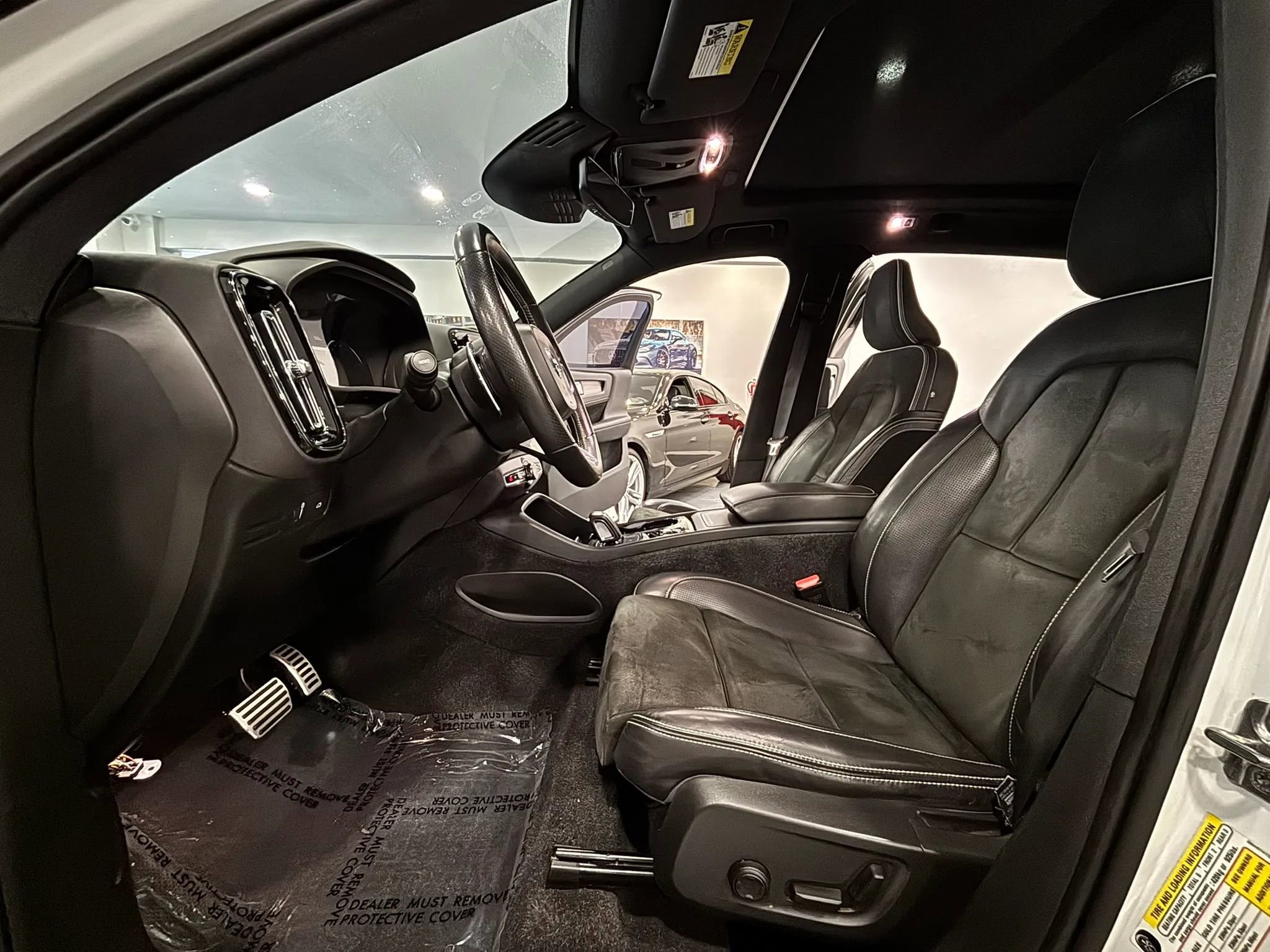 Used 2020 Volvo XC40 T4 R-Design FWD image 12