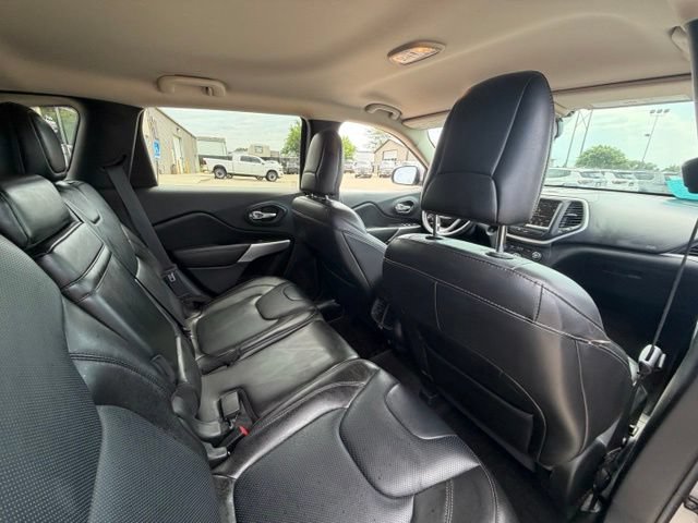 Used 2016 Jeep Cherokee Overland AWD/4WD image 11