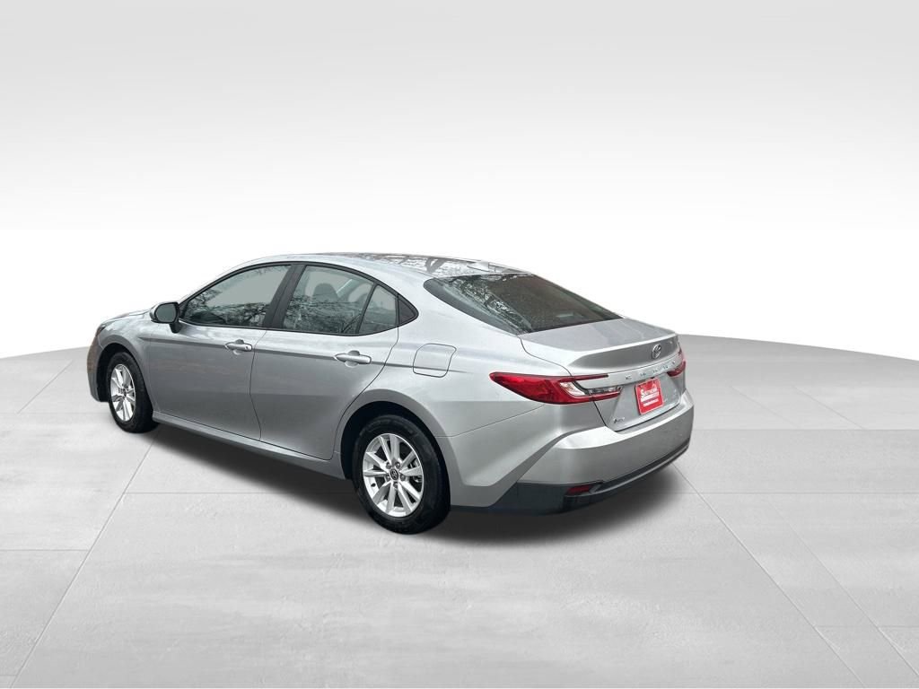 Used 2025 Toyota Camry LE image 3