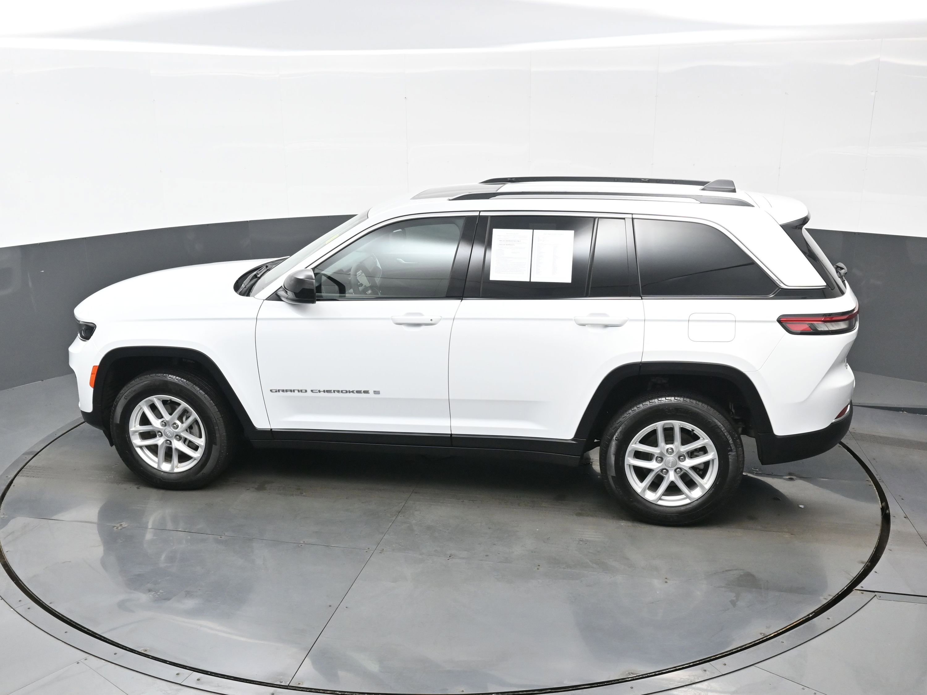 Used 2024 Jeep Grand Cherokee Laredo X image 35