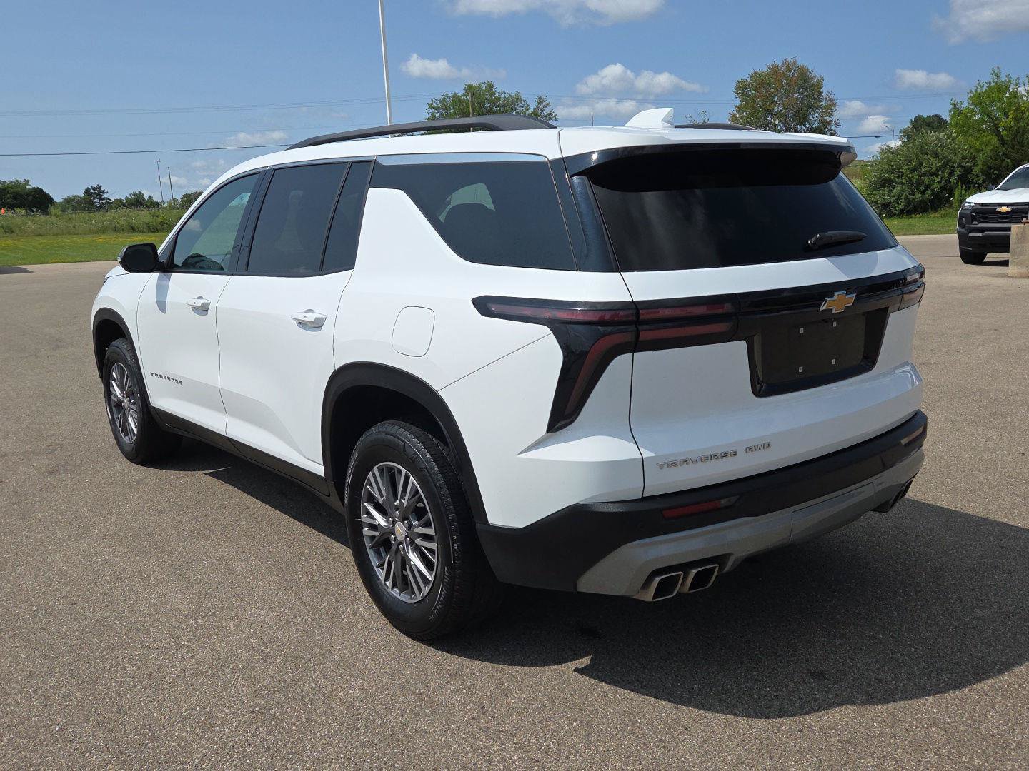 Used 2025 Chevrolet Traverse LT AWD/4WD image 3